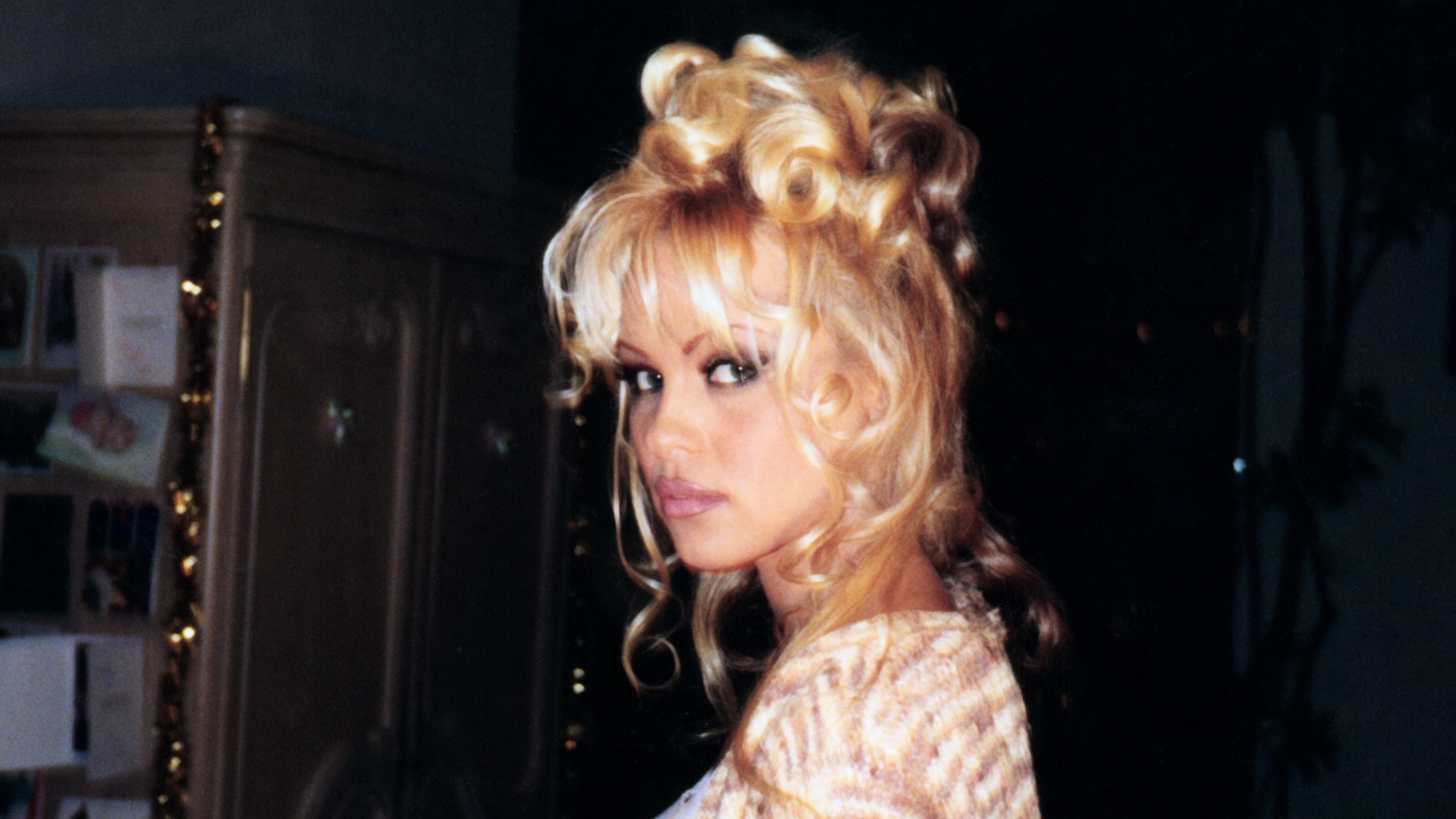 Póster oficial de la película Pamela Anderson: Una historia de amor en alta calidad HD 4K