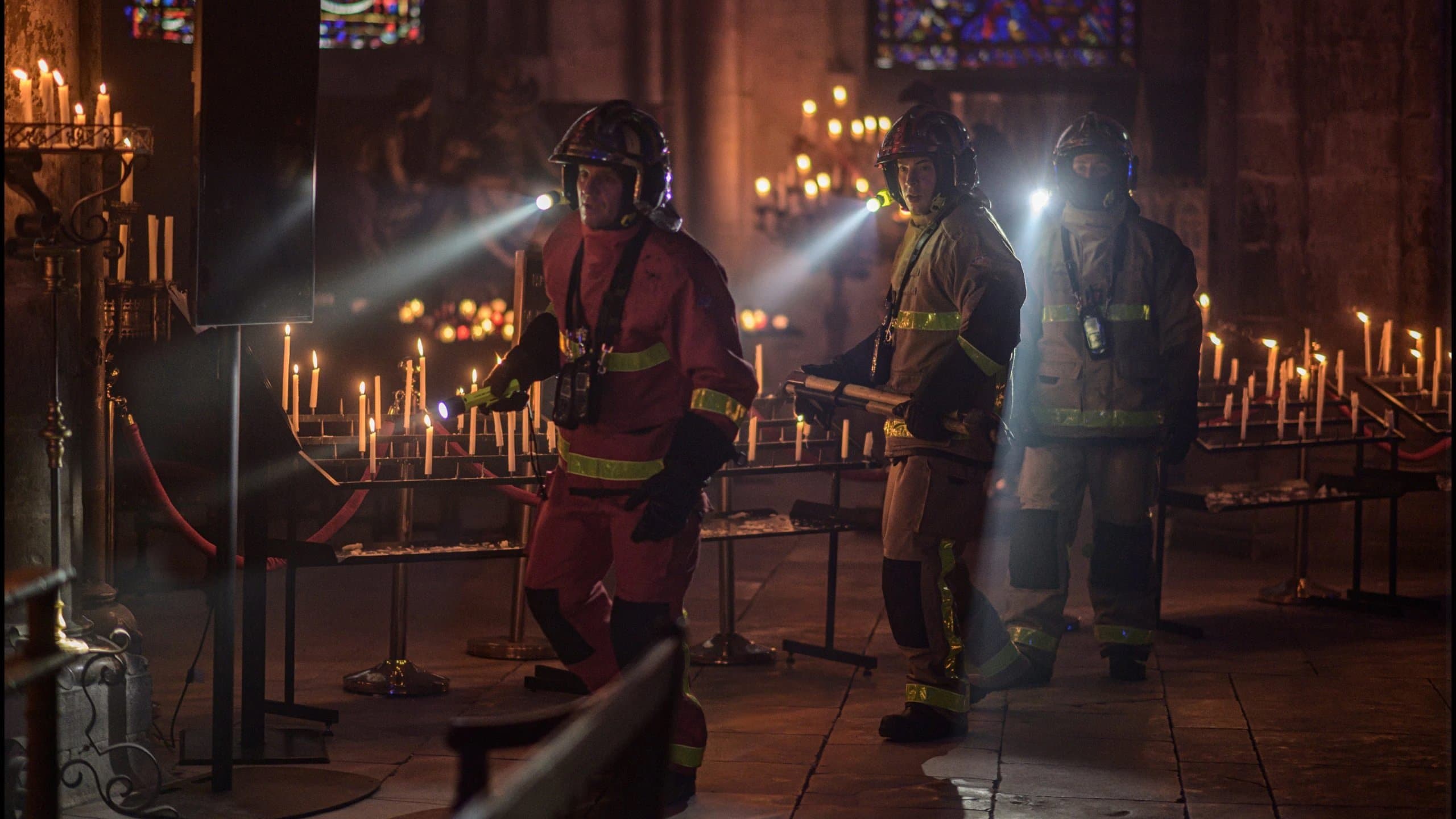 Póster oficial de la película Arde Notre Dame en alta calidad HD 4K